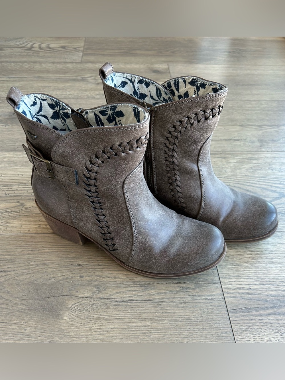 Roxy Brown Western Ankle Boots with Decorative Stitching